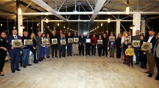 BAŞKAN BAKICI’DAN MECLİS ÜYELERİNE PLAKET