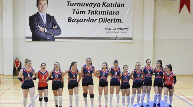 BERGAMA’NIN VOLEYBOLCU KIZLARI GALİBİYETLE NOKTALADI