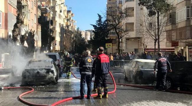 Elektrik trafosu patladı, araçlar alev aldı