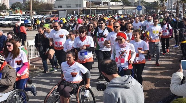 FARKINDALIK İÇİN EL ELE KOŞTULAR