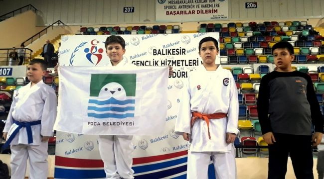 FOÇA'LI MİNİK KAAN, MADALYAYA DOYMUYOR