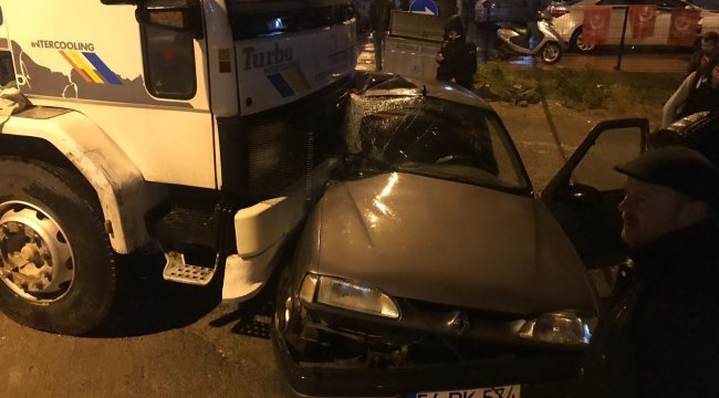 Freni boşalan kamyon otomobile çarptı: Yaralılar var