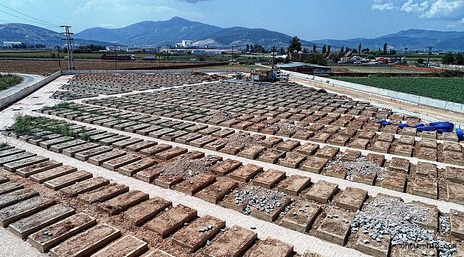 İZMİR'DE MEZARLIKLARDA YENİ DÖNEM