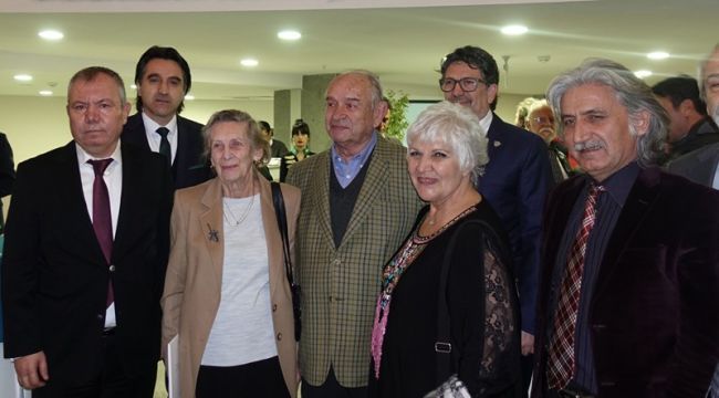 İzmir'in yeni tiyatro sahnesi perdelerini açtı