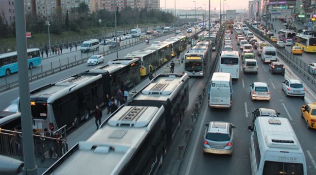 Metrobüsler çarpıştı: 1 yaralı