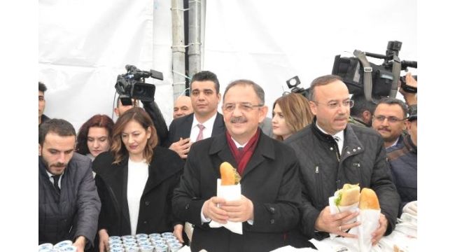 Özhaseki, Kılıçdaroğlu'ndan Kazandığı Tazminatla Ankara'da Vatandaşlara Döner Dağıttı