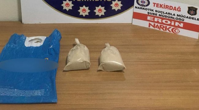 Polisi görünce 1 kilo eroini camdan attılar