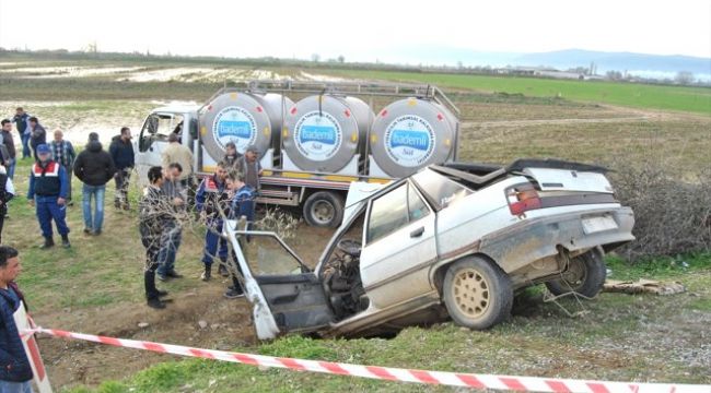SÜT KAMYONU İLE OTOMOBİL ÇARPIŞTI