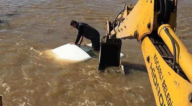 Suya gömülen otomobilden kepçeyle kurtarıldı