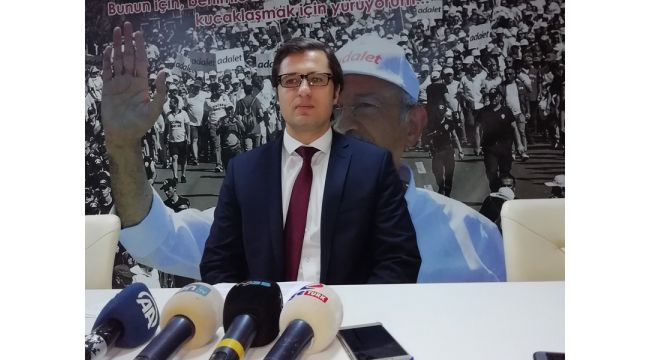 YÜCEL'DEN PROTESTOLARIN GÖLGESİNDE BASIN TOPLANTISI