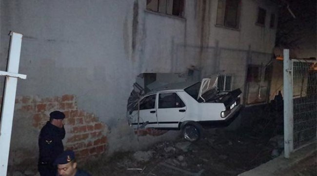 Akılalmaz olay! Otomobil evin duvarına girdi