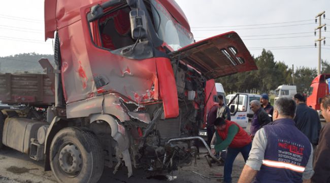 ALİAĞA'DA YÜK TRENİ TIRLA ÇARPIŞTI
