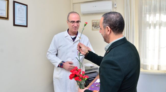 ASLAN’DAN “TIP BAYRAMI”NDA KARANFİL
