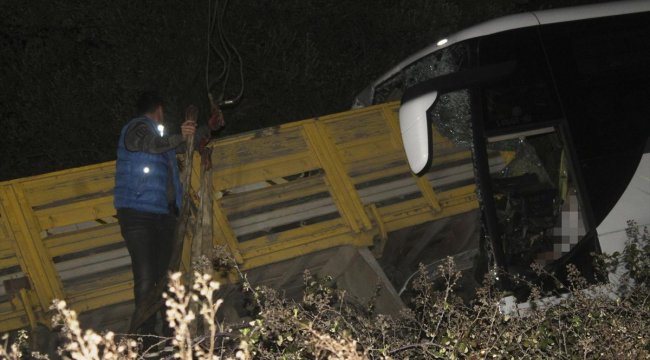 Balıkesir'de yolcu otobüsü ile kamyon çarpıştı: 2 ölü, 7 yaralı