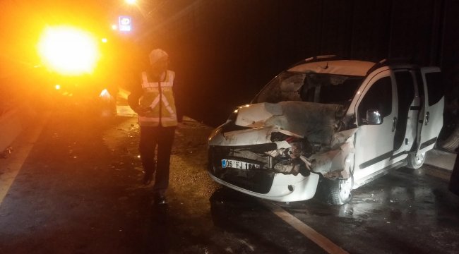 Belediyenin temizlik aracına çarpan otomobilde iki kişi sıkıştı
