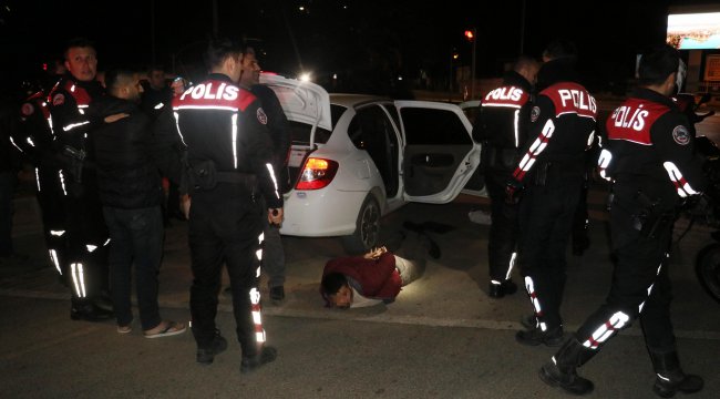 'Dur' ihtarına uymayan otomobilden, polise 'kimyon' atıldı