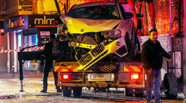 Fatih'te bir otomobil iki iş yerine girdi