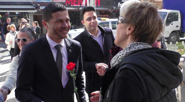GÜRBÜZ 8 MART'TA KARANFİL DAĞITTI