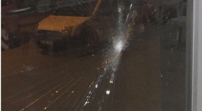 İZMİR'DE AK PARTİ'NİN SEÇİM OFİSİNE TAŞLI SALDIRI