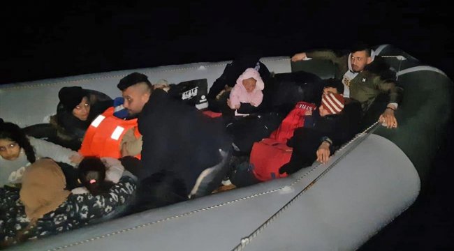 Lastik botta 22 göçmen yakalandı