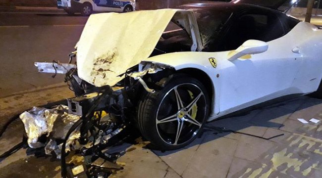 Lüks otomobil taksiye çarptı: 1 ölü