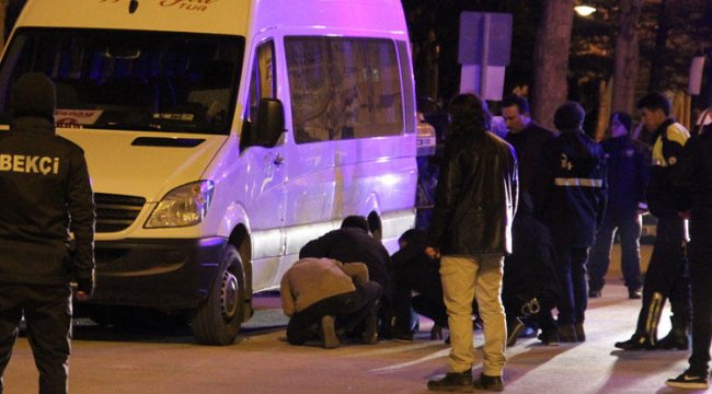 Minibüsün altına saklanıp polise direndi!