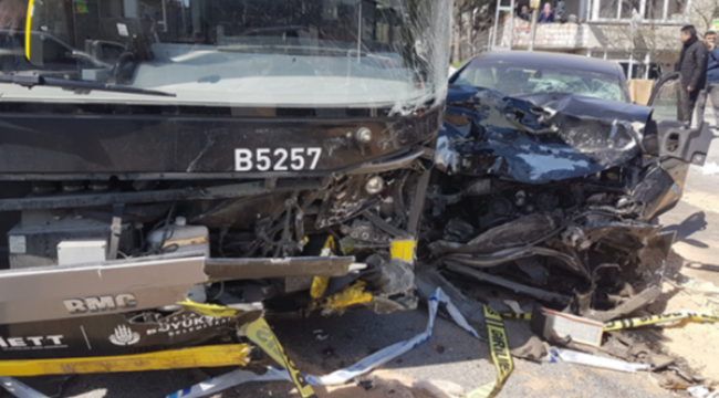 Otobüs ile otomobil çarpıştı: 1 ölü, 8 yaralı