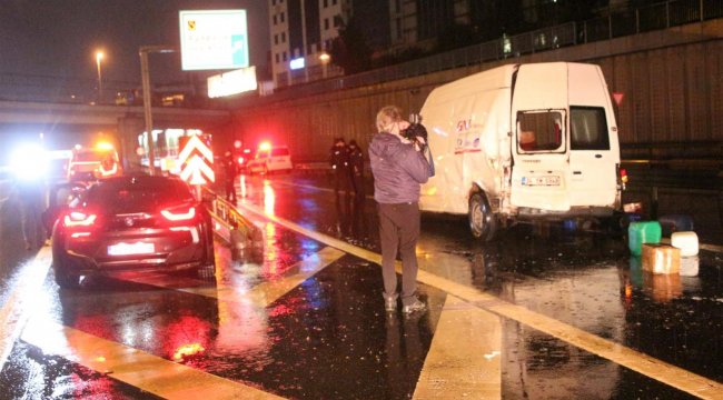 Sarıyer'de lüks otomobil, kimyasal madde yüklü araca çarptı