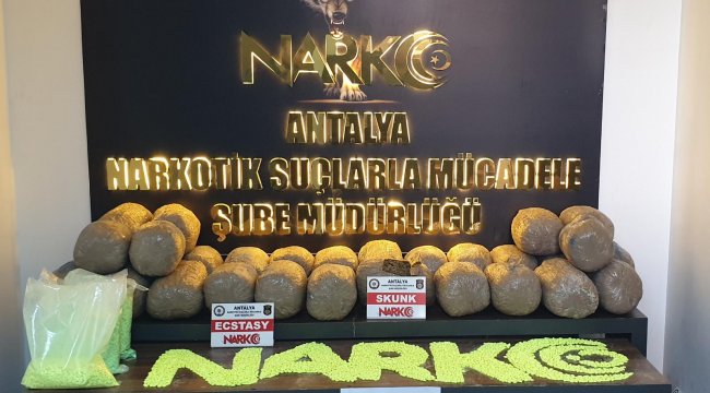 Uyuşturucu tacirlerine büyük darbe: 30 kilo esrar, 30 bin hap ele geçirildi