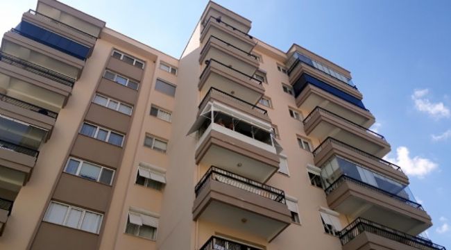 APARTMANIN ÇATISINDA ÖLÜME ATLADI