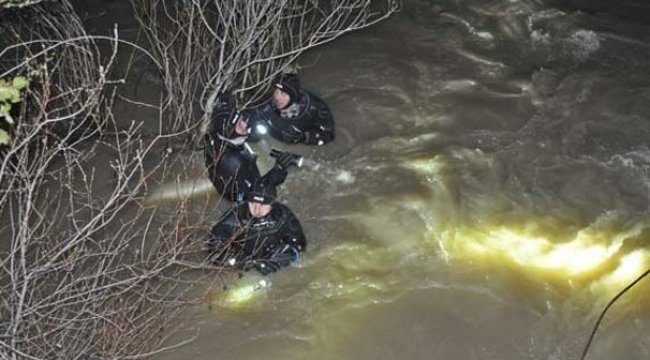 Çaya düşen otomobil ve sürücüsü kayboldu