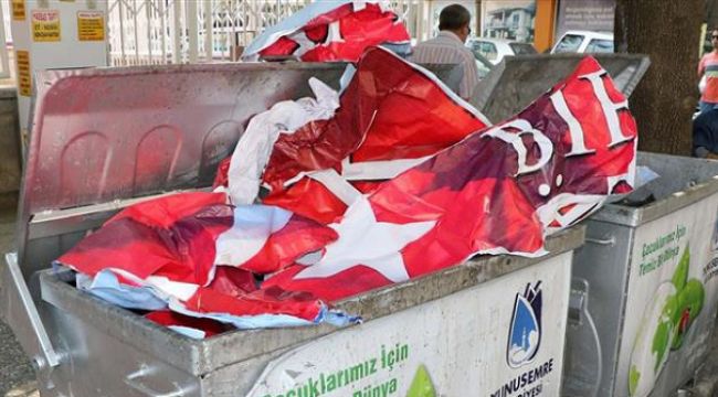 Çöpe atılan Türk bayrakları tepki çekti!