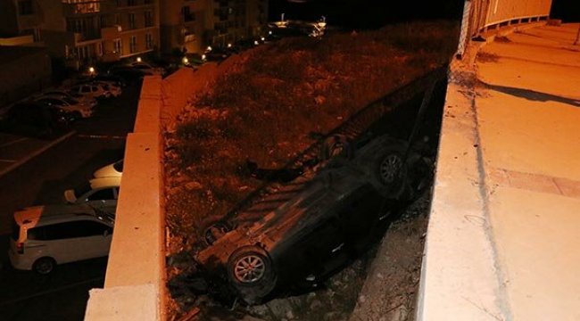 İZMİR'DE DEMİR KORKULUKLARI AŞAN OTOMOBİL METRELERCE UÇTU