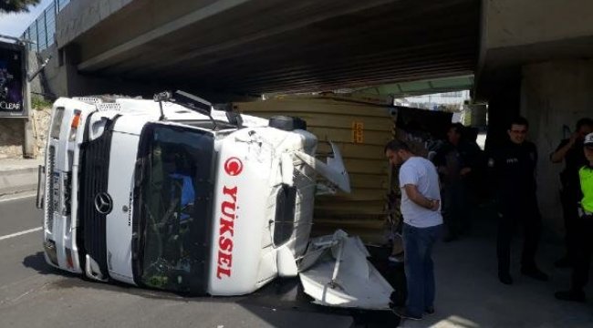 Devrilen TIR yolu kapattı!