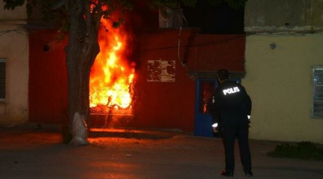 Evi ateşe verip, kendisini içeri kapattı!