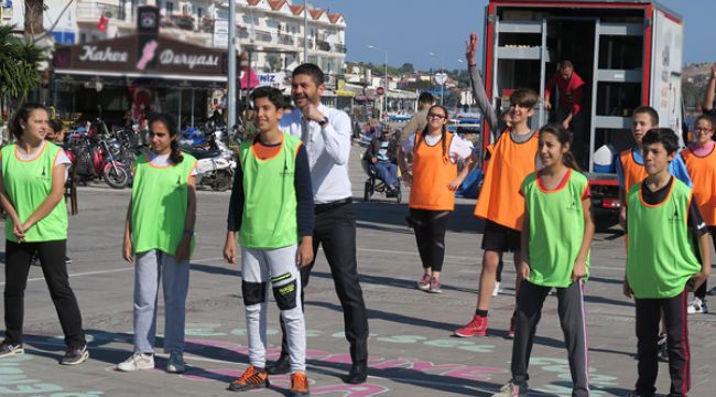 FOÇA’DA ‘GELENEKSEL ÇOCUK OYUNLARIŞENLİĞİ’