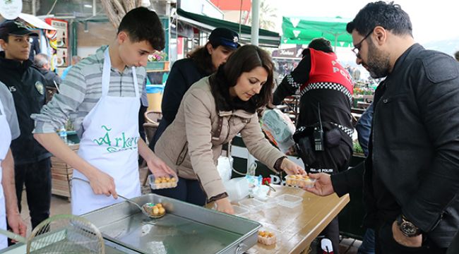 FOÇA'DA POLİSLER ŞEHİTLER İÇİN LOKMA DÖKTÜRDÜ
