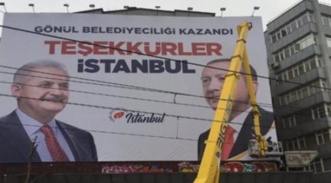 İstanbul'da AKP'nin inen afişleri yeniden asıldı!