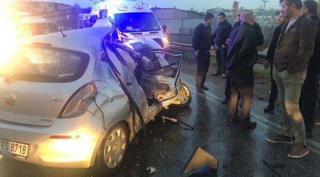 İstanbul'da otomobil, yolcu servis minibüsüyle çarpıştı!