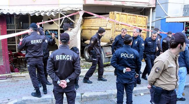 İZMİR'DE FRENİ BOŞALAN KAMYON KONTROLDEN ÇIKTI