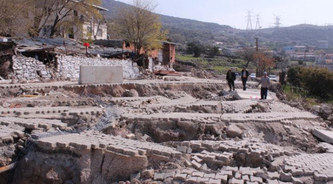 İZMİR'DE HEYELAN BÖLGESİNDE BEKLEYİŞ SÜRÜYOR