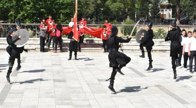 İZMİR'DE SOKAK OYUNLARI FESTİVALİ