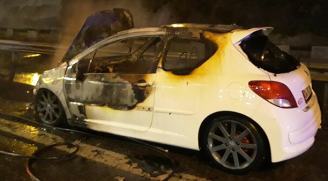 Karayolu'nda otomobil alev alev yandı