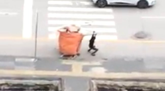 KÜÇÜCÜK BEDENİNDE, DÜNYA'NIN YÜKÜ SIRTINDA