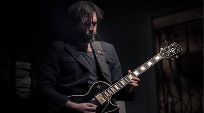 Kumbaracıbaşı, gitarıyla söze gelecek