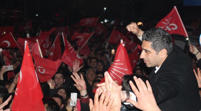 MENDERES UYUMADI, ZAFER SABAH KADAR KUTLANDI