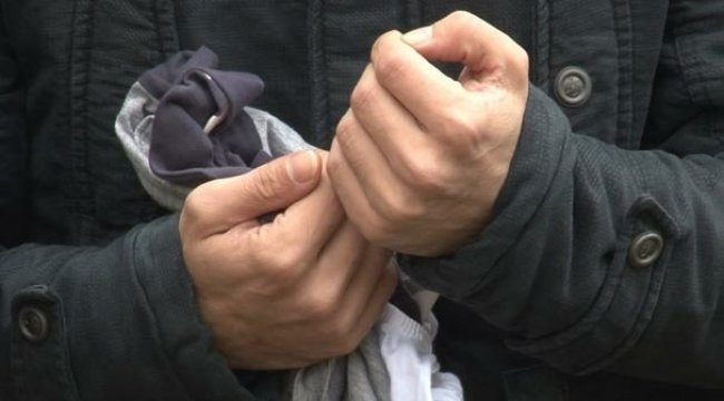 Oğlunun kıyafetini bir an olsun elinden bırakmadı