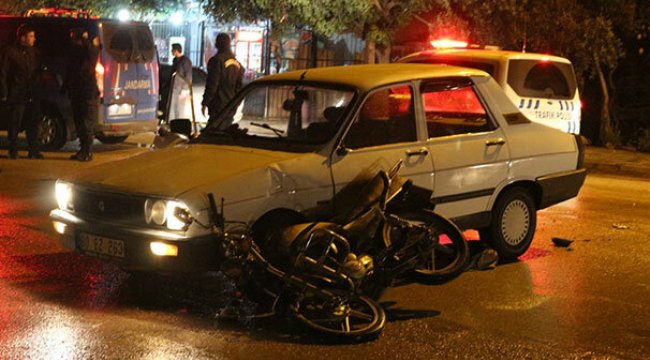 Otomobil ile çarpışan motosikletli, yaralandı