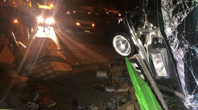 Oyuncak yüklü TIR devrildi! Sürücü feci şekilde can verdi