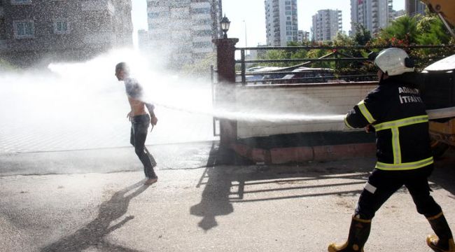 Polise bıçakla saldıran genci itfaiye ve güvenlik güçleri etkisiz hale getirdi